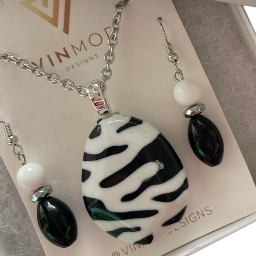 VINMOD Designs Repurposed Black & White Zebra Necklace & Earring Set 20"